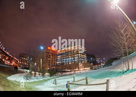 Ein Gebäude mit einem Wachturm Neonschild, mit der Temperatur und des Datums, auf Dienstag, 24. Februar 2015 aus Brooklyn Bridge Park im Stadtteil Brooklyn Heights, Brooklyn in New York gesehen.  Trotz des Wachturms wird ein Zeuge Jehovas Veröffentlichung hat die Kirche die meisten ihrer umfangreichen Immobilienbesitz in Brooklyn Heights verkauft und sind auf dem Weg zu Eigentumswohnungen oder Tech Naben.  © Richard B. Levine) Stockfoto