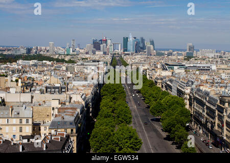 Parisienne-Blick von oben auf den Arc de Triomphe, Avenue De La Grande Armée mit La Defense in die Ferne schaut Stockfoto