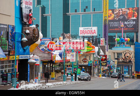 Niagara Falls, Ontario - Geschäfte catering für Touristen in Niagara Falls Clifton Hill Touristenviertel. Stockfoto