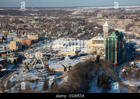 Niagara Falls, Ontario - die Stadt von Niagara Falls, Ontario im Winter. Clifton Hill touristischen Unterhaltungsviertel. Stockfoto