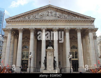 LONDON - AUGUST 7: Die Fassade des Royal Exchange am 7. August 2014 in London, England Stockfoto