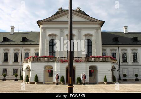 BRATISLAVA, Slowakei - 22 Juli: Zwei Wachen in hohen einheitlichen steht vor dem Presidential Palace der Slowakei am 22. Juli 20 Stockfoto