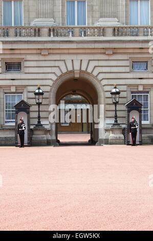 London - 21. Mai: Zwei Soldaten stand Guard vor dem Buckingham Palace am 21. Mai 2010 in London, England Stockfoto