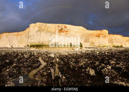 Regenbogen, Felsenpools und Kreide Klippen bei Peacehaven/Telscombe Klippen Stockfoto
