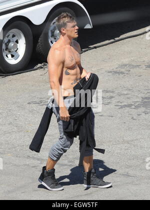 Zooey Deschanel am Set von "New Girl" Dreharbeiten in der Innenstadt von Los Angeles mit neuen Hunky gegossen Mate Teenage Mutant Ninja Turtle Alan Ritchson Sterne, die aus seiner erstaunlichen abs am Set zeigte. Mitwirkende: Alan Ritchson Where: Los Angeles, California, Vereinigte Staaten von Amerika Stockfoto