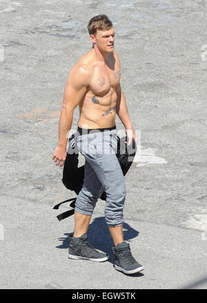 Zooey Deschanel am Set von "New Girl" Dreharbeiten in der Innenstadt von Los Angeles mit neuen Hunky gegossen Mate Teenage Mutant Ninja Turtle Alan Ritchson Sterne, die aus seiner erstaunlichen abs am Set zeigte. Mitwirkende: Alan Ritchson Where: Los Angeles, California, Vereinigte Staaten von Amerika Stockfoto