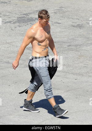 Zooey Deschanel am Set von "New Girl" Dreharbeiten in der Innenstadt von Los Angeles mit neuen Hunky gegossen Mate Teenage Mutant Ninja Turtle Alan Ritchson Sterne, die aus seiner erstaunlichen abs am Set zeigte. Mitwirkende: Alan Ritchson Where: Los Angeles, California, Vereinigte Staaten von Amerika Stockfoto