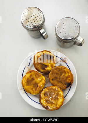 Pastéis de Belém - portugiesische Eiercreme-Tarte mit Zimt und Puderzucker obendrauf typisch für das Viertel Belem in Lissabon Stockfoto
