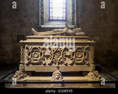 Grab mit den Überresten der großen portugiesischen Dichter Luis Vaz de Camões innen das Hieronymus-Kloster in Lissabon, Portugal Stockfoto