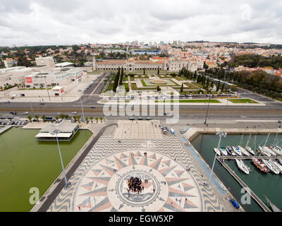 Luftaufnahme von der riesigen Kompassrose, Praça do Império und das Hieronymus-Kloster (Mosteiro Dos Jerónimos), Lissabon, Portugal Stockfoto