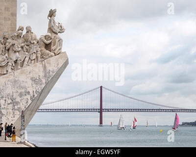 Das Padrão Dos Descobrimentos und der 25. April Suspension Brücke über den Tejo in Lissabon, Portugal Stockfoto