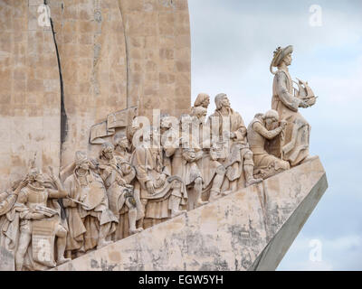 Detail der portugiesischen Entdecker Statuen auf das Padrão Dos Descobrimentos in Belém, Lissabon, Portugal Stockfoto