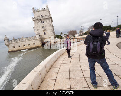 Touristen fotografieren vor der Turm von Belem oder Torre de Belém in Lissabon, Portugal, Europa Stockfoto