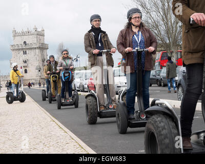 Touristen auf Segway Sightseeing-Tour in der Nähe von Belem Turm (Torre de Belém) in Lissabon, Portugal, Europa Stockfoto