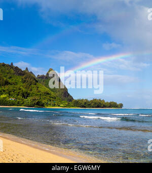 Doppelter Regenbogen am Mt. Makana, genannt Bali Hai in Haena, Kauai Stockfoto