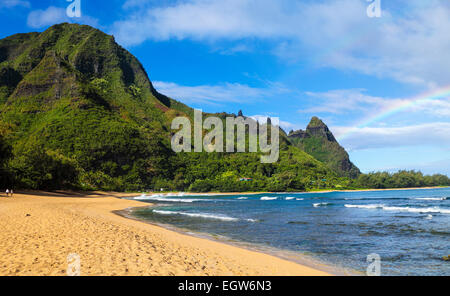 Regenbogen am Mt. Makana genannt Bali Hai in Haena, Kauai Stockfoto