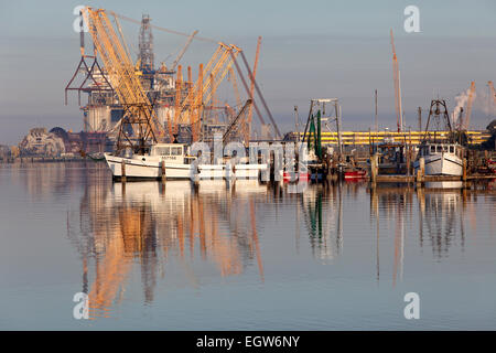 Ingleside Bay, Angelboote/Fischerboote & Service-Schiffe, den Bau von "Big Foot" Tiefsee Öl & Gas-Plattform. Stockfoto