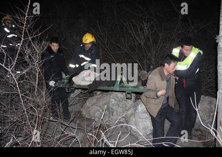 Linzhou, China Henan Provinz. 3. März 2015. Retter arbeiten auf dem Gelände von einem Verkehrsunfall, die behaupteten, dass 20 in Linzhou Stadt, Zentral-China Henan Provinz, 3. März 2015 lebt. 20 Leute wurden bestätigt, Toten und 13 weitere verletzt wurden, nachdem Trainer von einer Klippe späten Montagabend in Linzhou Stadt fiel. Der Bus trug Mitglieder der lokalen Operntruppe wenn der Unfall ereignete sich in Linzhou, unter der Gerichtsbarkeit der Stadt Anyang, entsprechend die Stadtregierung von Anyang. Bildnachweis: Liu Jiankun/Xinhua/Alamy Live-Nachrichten Stockfoto