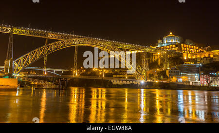 Berühmten Dom Luis Brücke ich in der Nacht in Porto, Portugal. Stockfoto