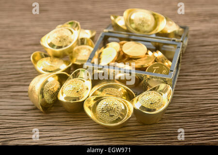 Haufen chinesische Goldbarren und Goldmünzen Stockfoto