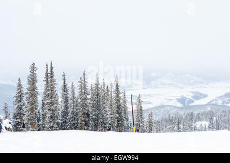 Skigebiet am Ende der Saison nach dem Schneesturm in Colorado. Stockfoto