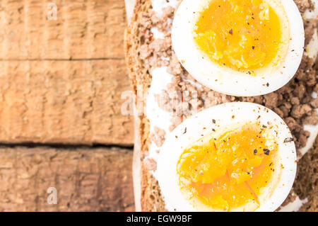 Sandwich mit Ei und Hackfleisch / Faschiertes zum Frühstück Stockfoto