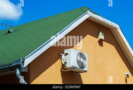 Klimaanlage und Sicherheitssystem an der Wand eines Gebäudes Stockfoto