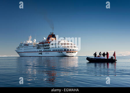 Antarktis, Weddellmeer, Antarktis Kreuzfahrt, MS Hanseatic Tierkreis Champagner servieren Stockfoto