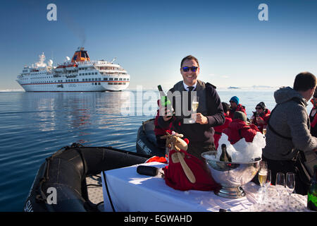 Antarktis, Weddellmeer, Antarktis Kreuzfahrt, MS Hanseatic Tierkreis mobile bar mit Champagner Stockfoto