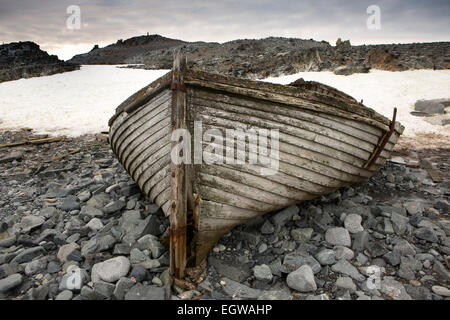 Antarktis, halb Mond Insel, bleibt der Histoic alte norwegische Walfänger Boot am Strand Stockfoto