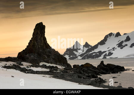 Antarktis, Half Moon ist, Baliza Hill, Kinnriemen Penguin Rookery mit Blick auf Livingston Insel in der Morgendämmerung Stockfoto