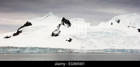 Antarktis, Livingston Island, schneebedeckte Berge und Gletscher von Half Moon ist, Panorama Stockfoto