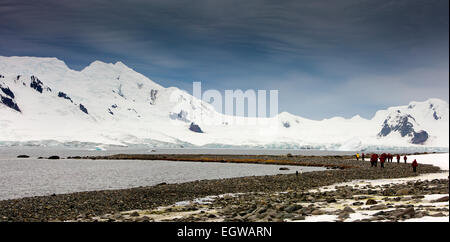 Antarktis, Livingston Island, schneebedeckte Berge und Gletscher über Moon Bay von Half Moon ist, Panorama Stockfoto