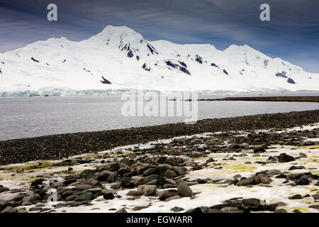 Antarktis, Livingston Island, schneebedeckte Berge und Gletscher über Moon Bay von Half Moon ist Stockfoto