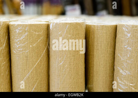 neue Tapete Rollen im Store. Makro Stockfoto