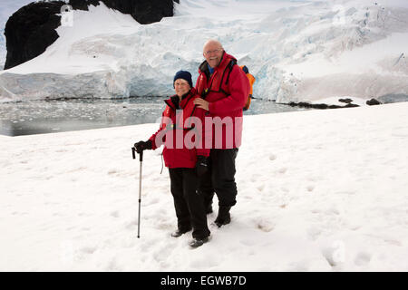 Antarktis, Graham Land, Paradise Bay, Besucher vor Gletscher Stockfoto