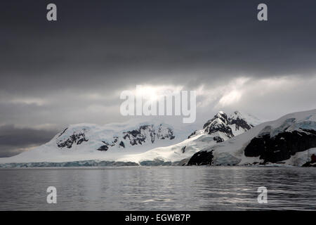 Antarktis, Paradise Bay, dramatisches Licht über Paradise Bay Gletscher Stockfoto