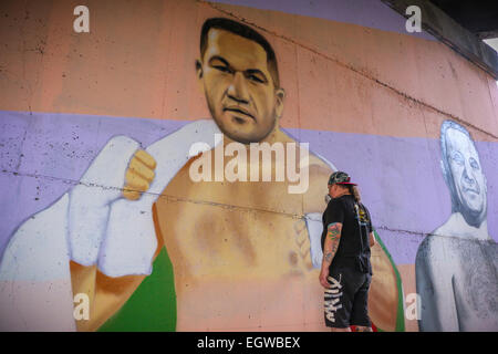 Ein Graffiti Künstler Farben ein Wandbild des bulgarischen Boxer Kubrat Pulev, aka The Cobra, an einer Wand unter einer Brücke zur Unterstützung der ungeschlagenen Schwergewichte-WM-Titel kämpfen gegen amtierende Weltmeister Wladimir Klitchko. Neben der Cobra ist ein Porträt des legenda Stockfoto