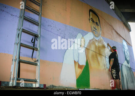 Ein Graffiti Künstler Farben ein Wandbild des bulgarischen Boxer Kubrat Pulev, aka The Cobra, an einer Wand unter einer Brücke zur Unterstützung der ungeschlagenen Schwergewichte-WM-Titel kämpfen gegen amtierende Weltmeister Wladimir Klitchko. Neben der Cobra ist ein Porträt des legenda Stockfoto