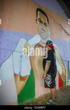 Ein Graffiti Künstler Farben ein Wandbild des bulgarischen Boxer Kubrat Pulev, aka The Cobra, an einer Wand unter einer Brücke zur Unterstützung der ungeschlagenen Schwergewichte-WM-Titel kämpfen gegen amtierende Weltmeister Wladimir Klitchko. Neben der Cobra ist ein Porträt des legenda Stockfoto