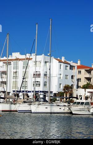 Yachten in der Marina mit Wohnungen auf der Rückseite, Almerimar, Provinz Almeria, Andalusien, Spanien, Westeuropa. Stockfoto