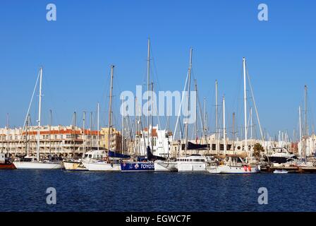 Yachten in der Marina mit Wohnungen auf der Rückseite, Almerimar; Provinz Almeria, Andalusien, Spanien, Westeuropa. Stockfoto