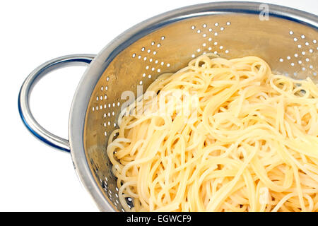 Frisch gekochte Spaghetti in Edelstahl Sieb isoliert auf weiss Stockfoto, Bild: 79234601 - Alamy