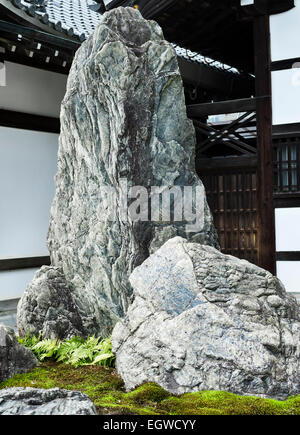 Alte Steine, die sorgfältig in der Nähe des Eingangs zum Tempelgarten Tenryu-JI Zen platziert wurden, erbaut um 1345 (Kyoto, Japan) Stockfoto