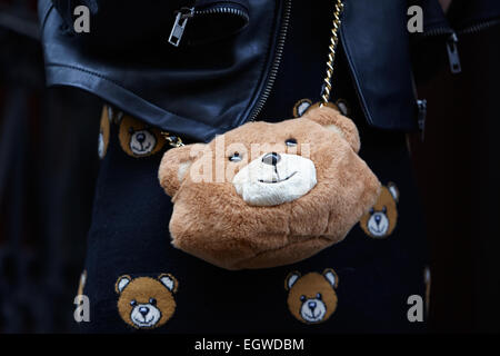 Mailand - 27. Februar: Mary Leest Posen für die Fotografen vor Eisberg Show Mailand Fashion Woche Tag3, Herbst/Winter 2015/2016 Stockfoto