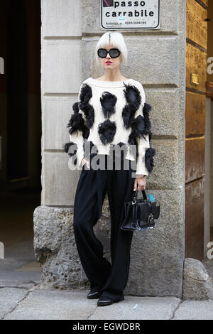 Mailand - 27. Februar: Linda Tol Posen für die Fotografen vor Eisberg Show Mailand Fashion Woche Tag3, Herbst/Winter 2015/2016 Stockfoto