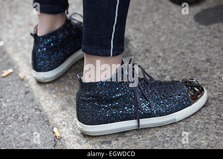 Mailand - 27. Februar: Frau posiert für Fotografen vor Eisberg Show mit Miu Miu Mailand Fashion Woche Tag3, Herbst/Winter Schuhe Stockfoto