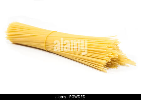 Reihe von Spaghetti isoliert auf weiss Stockfoto