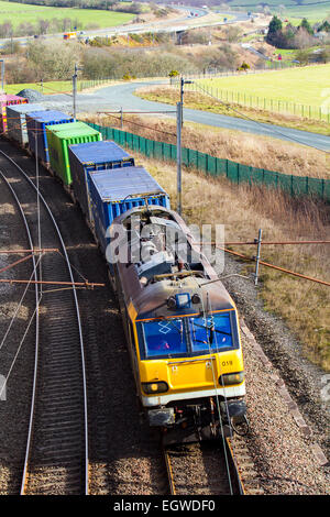 Blau Curtain-Sided Co2 Tesco intermodale Logistik & Zubehör durch den Schienenverkehr. Weniger CO2, Eddie Stobart Diesel langen Güterzug in Shap, Cumbria Stockfoto