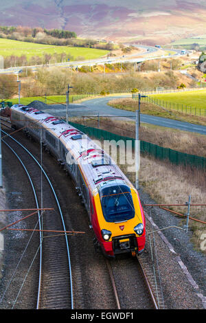 Beförderung, Züge, Titel & Passagiere auf British Railways absteigend Virgin Voyager am Bahnhof Shap, West Coast Main Line, Tabay, Cumbria, Großbritannien Stockfoto